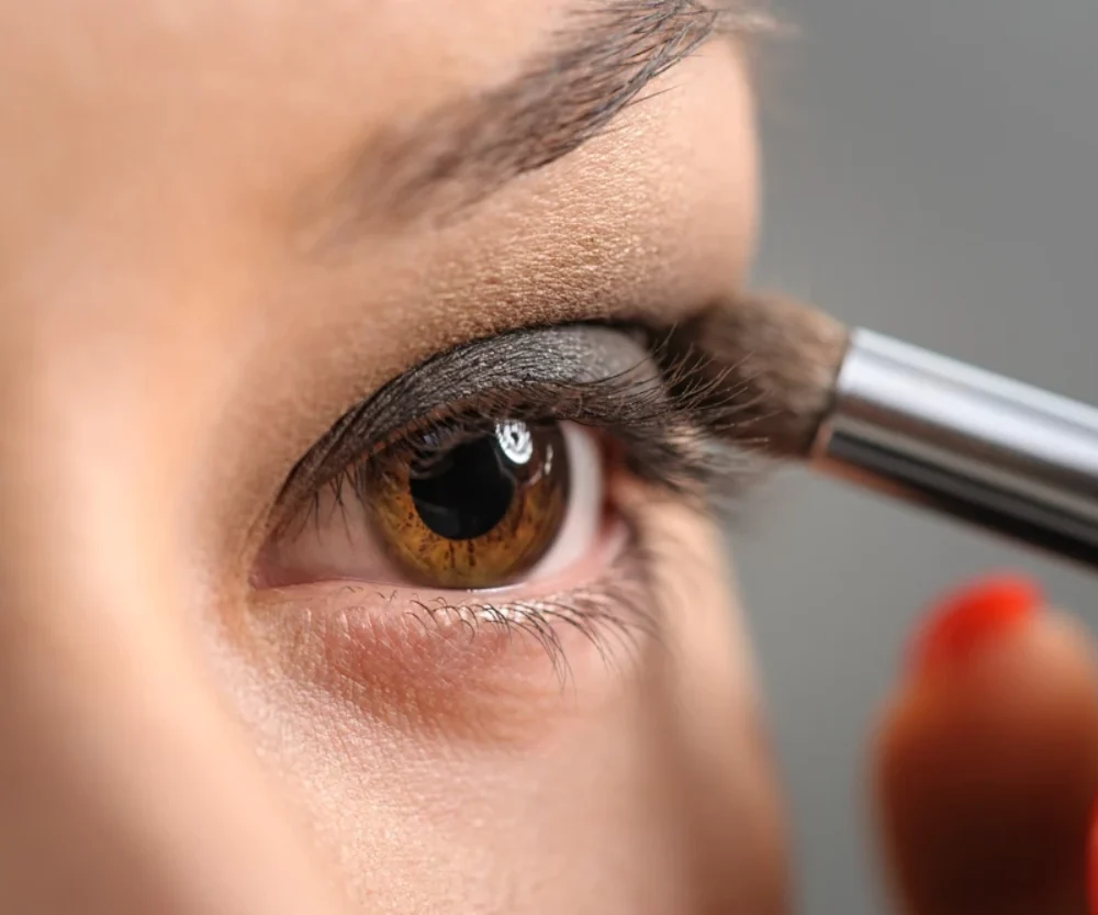 MAKE UP